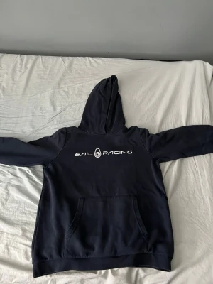 Sail racing hoodie  - Säljer min sail racing hoodie för den inte passar länge