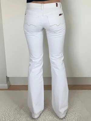 Vita bootcut jeans - Superfina vintage Bootcut jeans 💕står ej storleken men skulle gissa 36💕 jag är 170cm