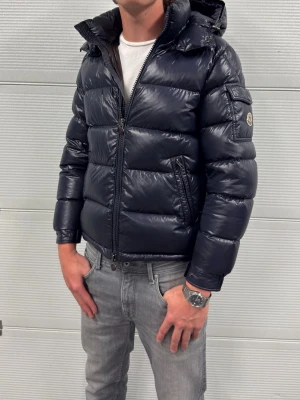 Moncler Maya size 1  - Moncler Maya size 1 motsvarar S/ liten M den är i cond 9/10 väldigt bra skick. Färg navy blue. Självklart äkta och kvitto kommer med vid köp. Nypris 18 000kr 
