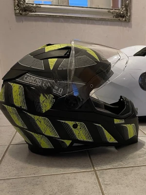 Caberg Moped hjälm  - Säljer min Caberg Moped hjälm, den har en liten repa på utsidan men inget som förstör funktionen av hjälmen, riktigt fräsch och stilig hjälm, ger en cool look när du är ute och kör.