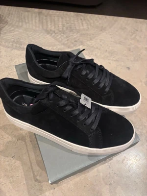 Svarta sneakers från Vagabond - Vagabond skor. Skicket är 10/10, de är helt nya. Det är ett omaka par, därav priset 600kr (Höger 42, vänster 43) Nypris:1400kr