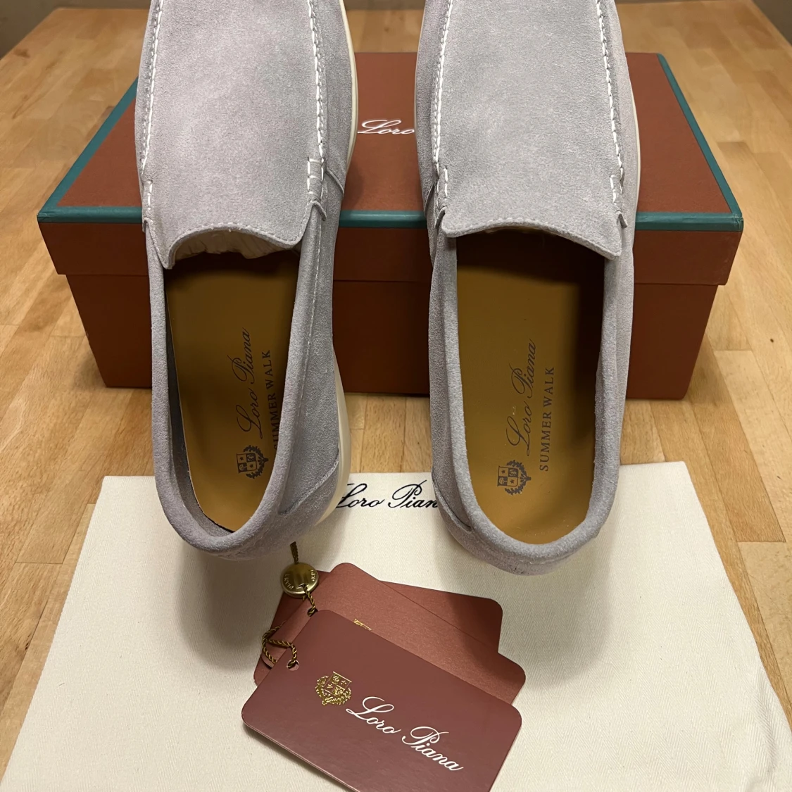 Ljusgrå mockaloafers från Loro Piana - 2