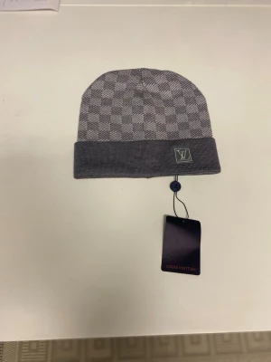 Grey besnie - Item: Beanie / Hat Condition: New with tags Color: Grey Size: One size Gender: Unisex  Description: Grey knitted beanie. Soft and comfortable to wear, keeps your head warm. Simple everyday design with a folded cuff. Suitable for daily use.