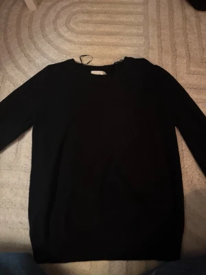Svart stickad tröja från VILA - En svart stickad tröja från VILA i storlek M. Tröjan har rund halsringning, långa ärmar och ribbade muddar vid hals. Super duper skön och len. 🖤