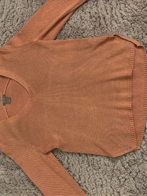 Rosa stickad tröja från Lindex - Säljer en enkel och snygg rosa stickad tröja från Lindex i storlek S. Tröjan har lång ärm, rund halsringning och är i ett mjukt, tunt stickat material. Perfekt att slänga på sig under hösten eller våren.