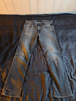 Replay jeans i ljusgrå denim - Säljer ett par Replay jeans i ljusgrå. Klassisk femficksmodell med snygga detaljer på bakfickorna och normal midja. Materialet är mjuk jeans i bomull och de har en avslappnad vibe. De ända är den trasiga lappen bak.