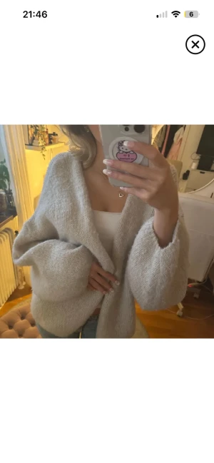 Ljusrosa stickad kofta från Lindex - Supermysig ljusrosa stickad kofta från Bik Bok med öppen front och avslappnad passform. Koftan har långa ärmar och är perfekt att slänga över ett linne eller t-shirt för en chill look. Passar både till jeans och kjol.