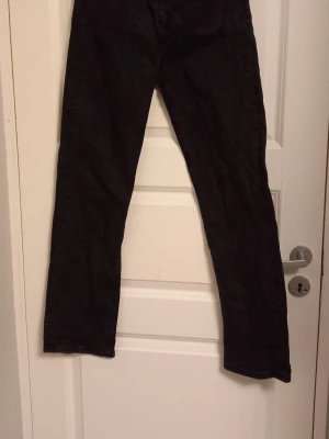 Svarta straight jeans Gina Tricot - Säljer ett par svarta jeans från Gina Tricot i modellen Perfect Jeans. De har klassisk femficksdesign, raka ben och normal passform. Materialet är jeans med en mjuk känsla och färgen är djup svart. Perfekta till sneakers eller boots.