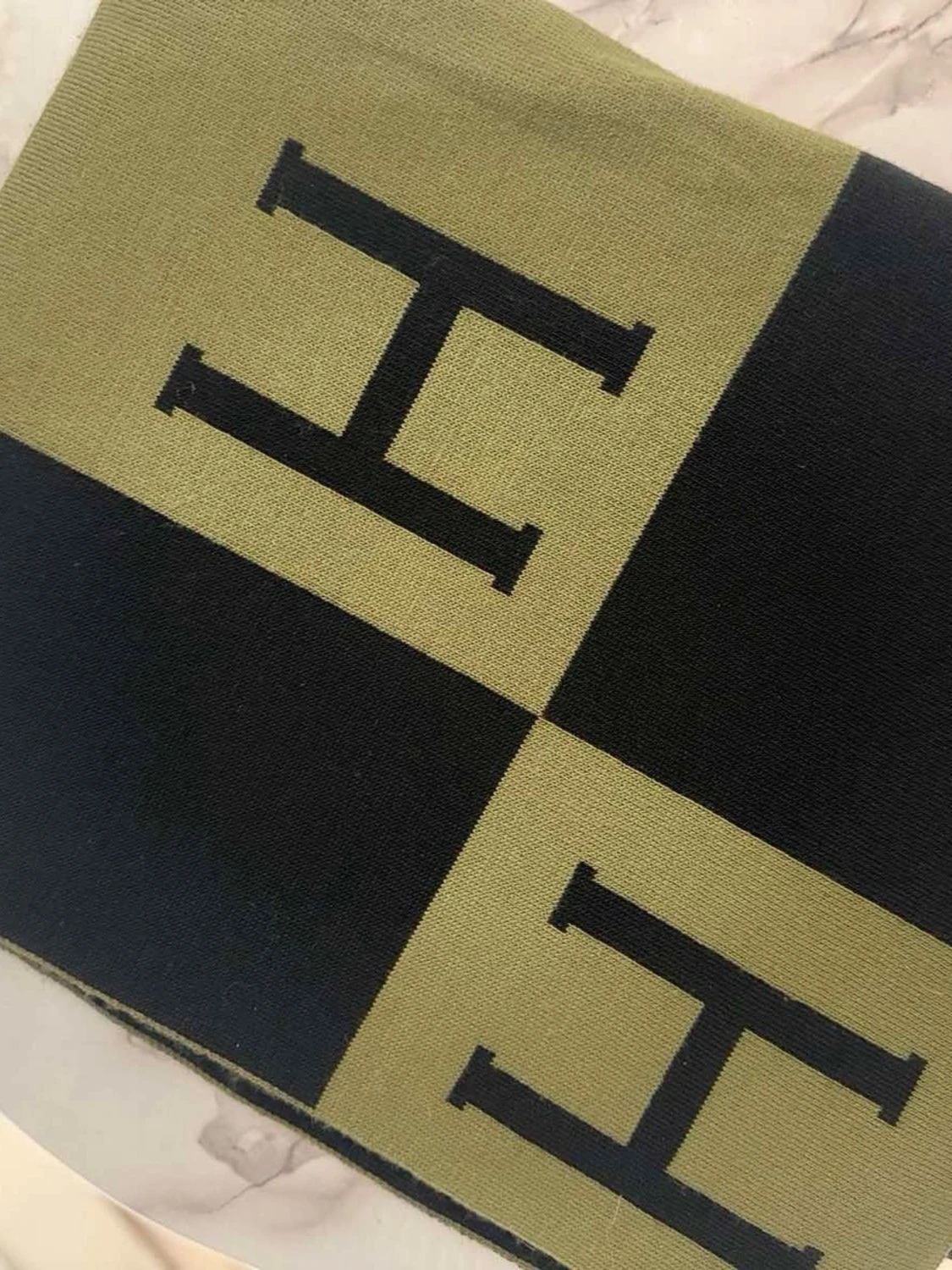 Beige och svart stickad väst med H-mönster