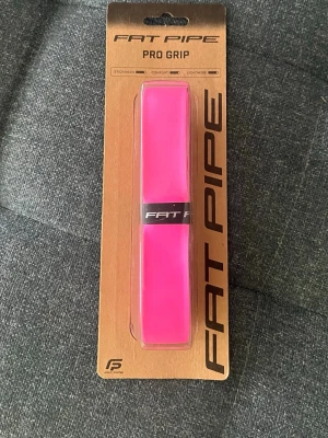 Fat Pipe Pro Grip rosa greppband - Säljer ett Fat Pipe Pro Grip greppband i stark rosa färg. Perfekt för dig som vill ha extra grepp och komfort på innebandyklubban. Tjocklek 1,8 mm och designat för att vara både klistrigt och bekvämt. Enkel att linda på klubban.