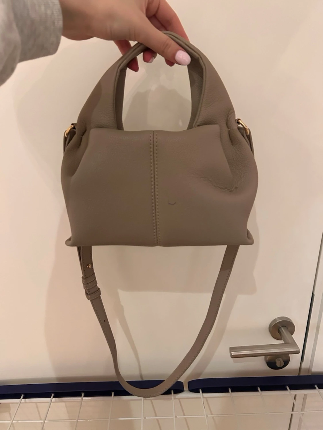 Beige axelväska i skinnimitation - 3