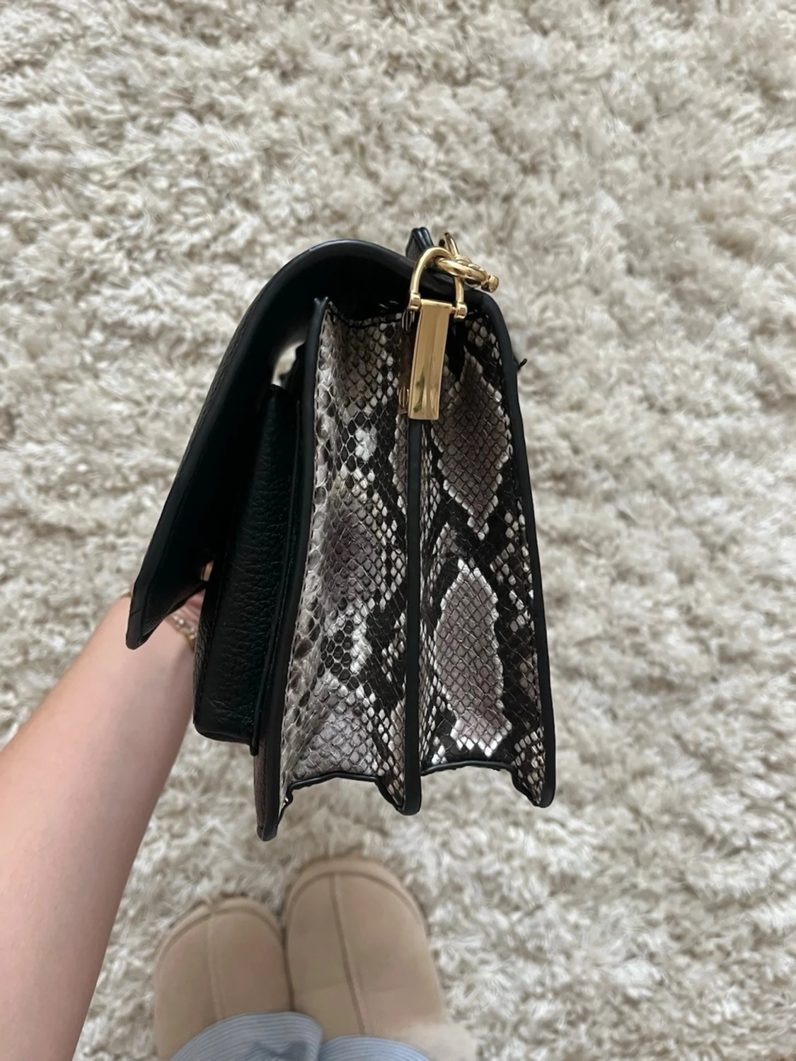 Svart axelväska från NA-KD med ormmönster - 1