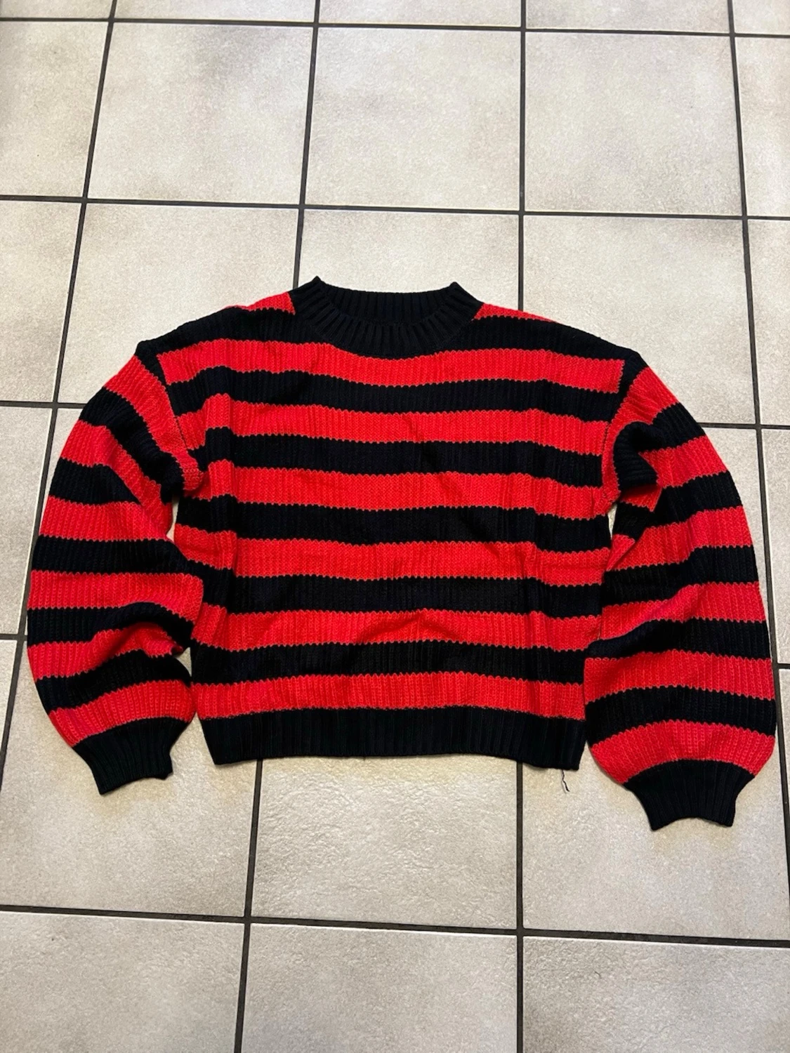 Randig röd och svart stickad tröja - 1