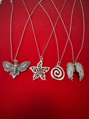 4 pack med populära halsband  - Halsband som inte är i äkta silver/guld. Kedja är oftast 50cm men kan ibland komma i 45cm. Kedja är rostfritt stål, berlock oftast i zinklegering men kan även det i vissa fall vara rostfritt stål. Be gärna om mått på berlock om detta är viktigt då bilderna är missvisande när det gäller hur stora dom är! 🌹❤️  Allt är nytt även om de kan stå ”mycket bra skick” , detta mest för att Vinted inte ska fundera på varför jag bara har nya saker .  Bud accepteras inte 🥰🌹