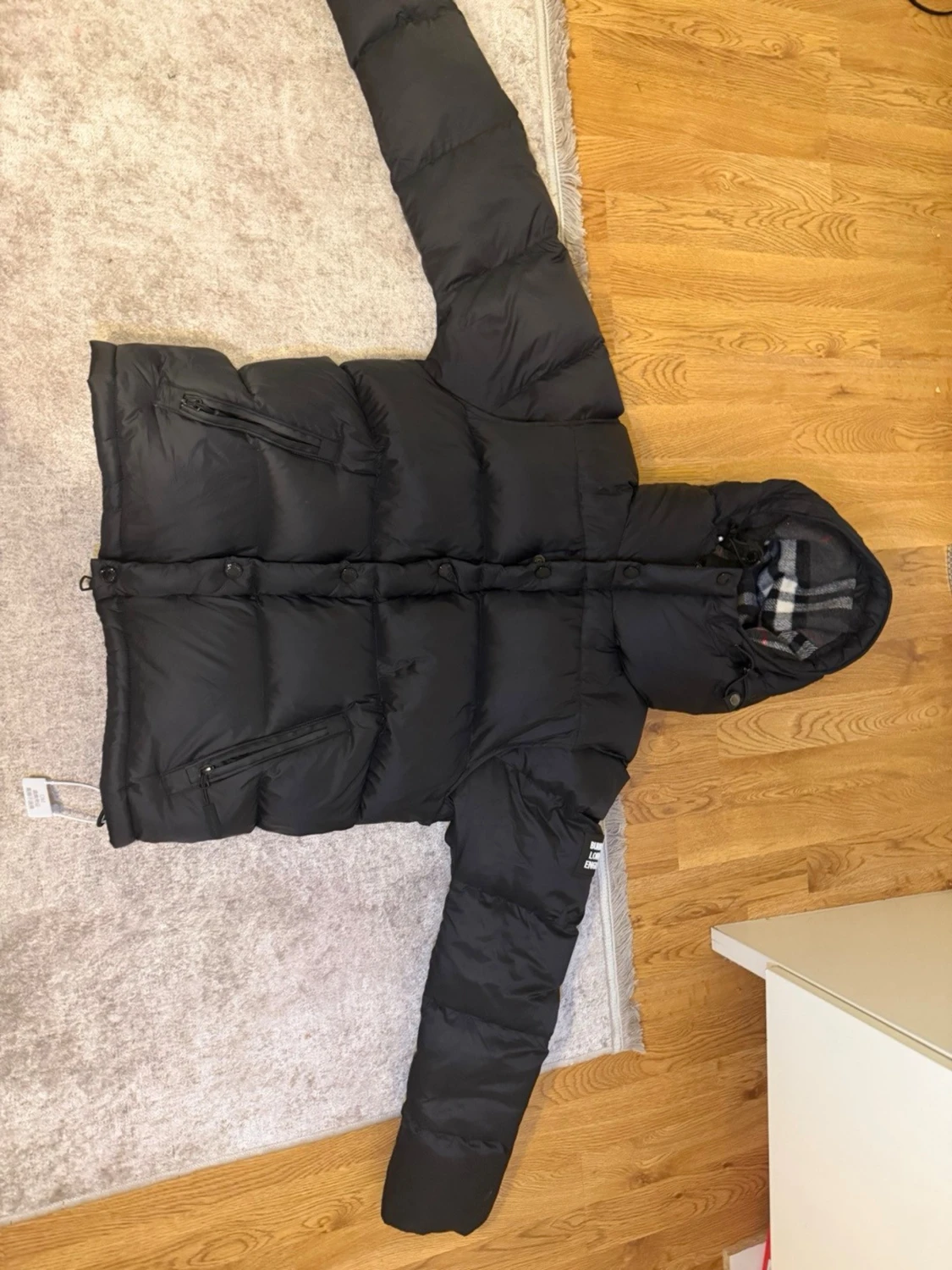 Svart pufferjacka från Burberry som bilar också väst  - 2