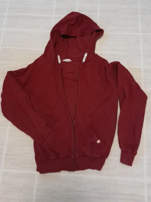 Vinröd munkjacka - Säljer en vinröd munkjacka från h&m basic i stl 146/152. !!endast swish +frakt!!