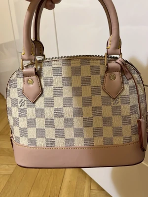 Beige väska  - nytt skick . 