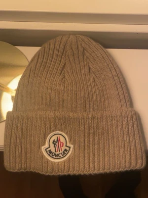 Moncler mössa perfekt för vintern  - Fin mössa som passar perfekt på vintern 