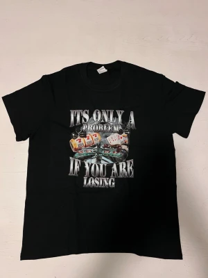 ”Its only a problem if you are losing” T-shirt  - Svart t-shirt med texten ”It’s only a problem if you are losing”. Självsäker design för spelentusiaster.