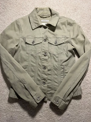 Tom Tailor Jeans Jacka - Säljer denna jeans jacka jag köpt på Vinted. Den är i väldigt bra skick och har bara lite gula fläckar under armhålorna som är sedan tidigare. Kom privat för fler frågor 💕