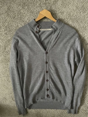Grå kofta från Stenströms med knappar - Säljer min sjukt snygga cardigan från Stenströms |skick=8,5/10| Perfekt till vinter och vår🍂| Nypriset ligger på 4000 kr! MVH TRENDY CLOTHING 🔵OBS FLÄCK PÅ AXELN!