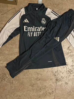 Real Madrid adidas tracksuit - Helt ny