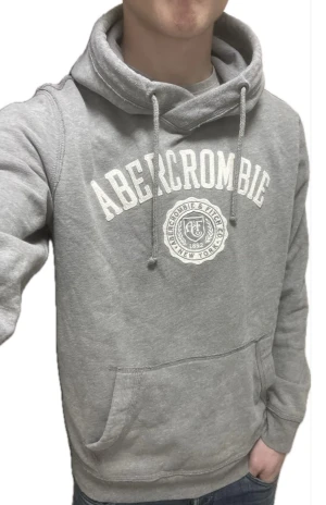 Abercrombie & Fitch - Casual hoodie som är lätt att tycka om Använd men bra skick Storlek M, jag på bild är 180cm lång Priset är inte hugget i sten.  Fråga gärna frågor!