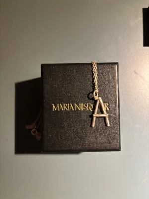 Maria Nilsdotter halsband - Halsband från Maria nilsdotter ca 2 år gammalt. Säljer för att jag aldrig använder de. Inga fel på de.