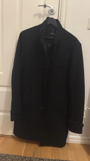 Svart rock Jack & Jones - Använts sparsamt. Passar perfekt för vintern och våren.   Nypris ca 1599kr.