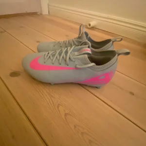 Nike fotbollsskor ljusgrå/rosa - Säljer NIKE AIR ZOOM MERCURIAL VAPOR 16 PRO FG PRISM - OCEAN CUBE/PINK BLAST fotbollsskor,använda få gånger i nytt skick.