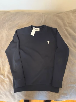 AMI paris mörkblå tröja - as fet helt oanvänd, säljer pga att den inte passar mig. PRIS KAN DISKUTERAS