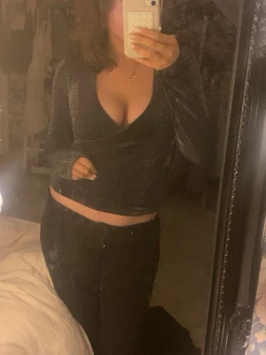 Glittrig svart omlottopp - Snygg fest topp med glitter