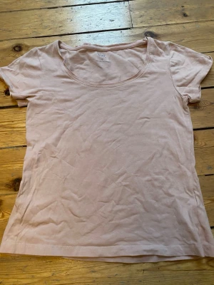 Rosa T-shirt  - Jättefin rosa T-shirt som passar till allt. Priset kan diskuteras. Skriv vid frågor😊