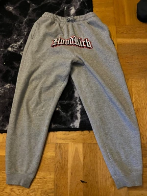 Grå mjukisbyxor med tryck - Säljer ett par grå mjukisbyxor finns i Borås rök fitt hem finns en hund!! 