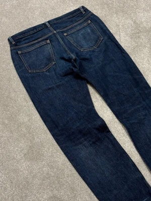 A.P.C Selvage Jeans - APC Jeans | Modell: New Standard | Skick 9/10 mycket bra | *lite slitna benslut | Nypris ca 2500kr | Mitt pris 799kr | Midja: 43cm | Ytterbenslängd: 103cm | Benöppning: 19cm | Lår: 30cm |  Kom gärna pm vid frågor eller funderingar | Postas eller möts upp i Gävle!