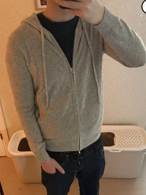 Kashmir tröja från S&T studios i nyskick-använd 2 gånger! - Riktigt snygg tröja i nyskick! Endast använd 2 gånger! Från märket S&at studios  och nypris är 1799! Storlek XS men passar S.