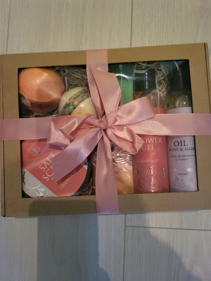Presentbox med duschgel och olja - Lyxig presentbox med duschgel, kroppsolja, badbomber och saltskrubb. Innehåller produkter med doft av grapefrukt, citrus och lavendel. Förpackad i en snygg kartong med rosa sidenband. Perfekt för dig som vill unna dig en spa-känsla hemma.