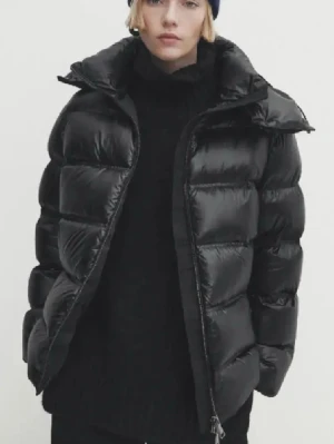 Massimo Dutti jacka  - Säljer min älskade Massimo Dutti jacka som nu inte kommer till användning längre. Väldigt eftertraktad och väldigt varm och bekväm. Inga defekter eller konstigheter. Skicka gärna prisförslag!