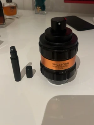 Viktor & Rolf Spicebomb Extreme - Väldigt god och söt vinter doft. Rekommenderar starkt. Säljer bara 3ml samples av denna.