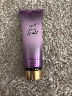 Victoria's Secret Love Spell lotion - Provad 1 gång!!!! Som ny! Köpt på flygplats så är äkta, jag själv glömmer konstant att smörja mig så denna kommer därför inte till användning. Luktar super gott! Nypris på säker sida ligger på 330kr. Mitt pris 199!🥰 kom privat för fler frågor fritt fram att pruta 
