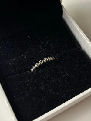 Söt blommig ring  - S i storlek 