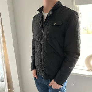 Quiltad jacka  - Säljer nu denna stilrena quiltade jackan i bra skick och inga defekter! Modellen är 185 och 81 kg!