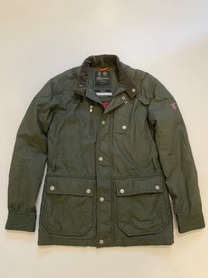 Mörkgrön Morris field jacket M - Mörkgrön Morris field jacket //  Mycket bra skick //  Storlek S kan även passa M //  Spänne/skärp till jackan ingår //  Skriv vid minsta fråga eller fundering🤝
