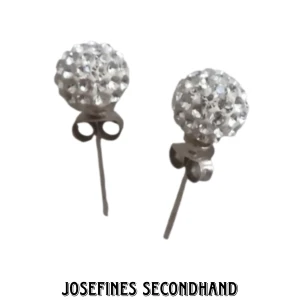 Glitter örhängen med kristaller - Silverörhängen med små vita kristaller på från Glitter. Är i använt men fint skick, några stenar saknas tyvärr Skickas med brev, frakt blir 15 kr. Fri frakt vid köp av 3 eller fler smycken/smink prylar