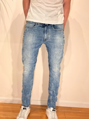 G star jeans  - Säljer dessa jeans som har en unik look och är otroligt sköna att ha på sig! Perfekt för vardagsbruk. Modellen på bilden är 184 och väger Ca 70 kg. Vid minsta lilla funderingar finns vi här för att hjälpa till 😊 /N&V