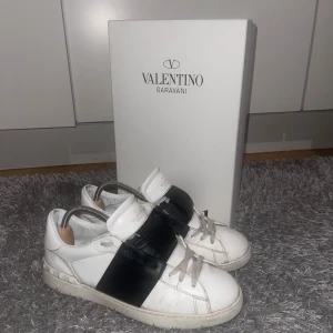 Valentino Garavani Open  - ✨Säljer ett par feta men rätt så använda valentino opens!✨Skorna är i okej skick🙌🏻✨Storlek 43 men kan kännas som 44✨🙌🏻Lite sliten sula och en liten defekt på näst sista bilden. Kan gå ner i pris vid snabb affär! Skriv vid minsta fundering😁🤝🏻