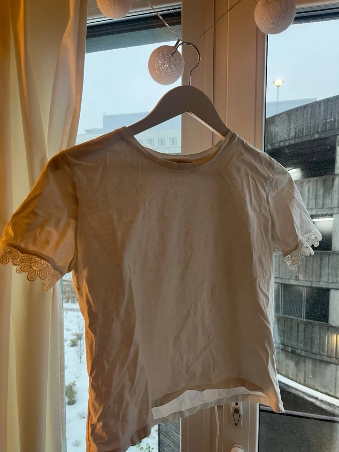 Vit topp med spetsdetalj från Zara