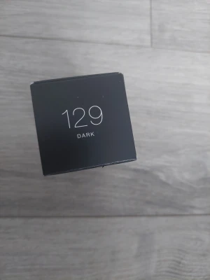 Dose of Colors Meet Your Hue Foundation - Dose of Colors Meet Your Hue Foundation i nyansen 129 Dark. Ger medium till full täckning och kommer i en stilren glasflaska med svart lock. Innehåller 30 ml och har en varm, djup brun ton som smälter in snyggt på huden.     Dose of colors Foundation nr 131,134,129    Säljes endast för 120 kr så passar på  Du spara 320kr  Snygg att blanda ut som contour med ❤️  