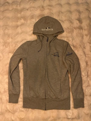 Kingsland kofta - Kingsland kofta med broderat tryck på. Nypris 1300kr den är använd enstaka gång så den är som ny