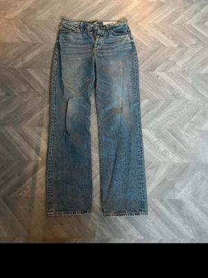 Blå jeans från Rag & Bone - Säljer ett par klassiska blå jeans från Rag & Bone. 